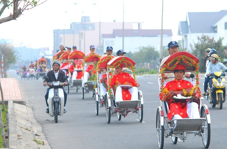 Đoàn xích lô "mới toanh" gần 20 chiếc cho người thân tháp tùng chú rể đi rước dâu.